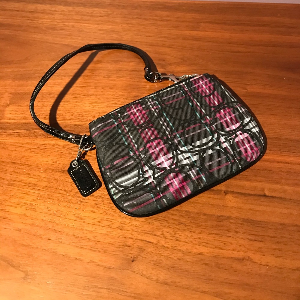 Coach Outline Signature Corner Zip Small Wristlet